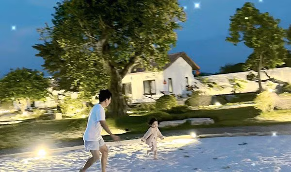 Căn nhà phủ đầy màu xanh, rộng rãi để con gái nam nghệ sĩ thoải mái chạy nhảy.
