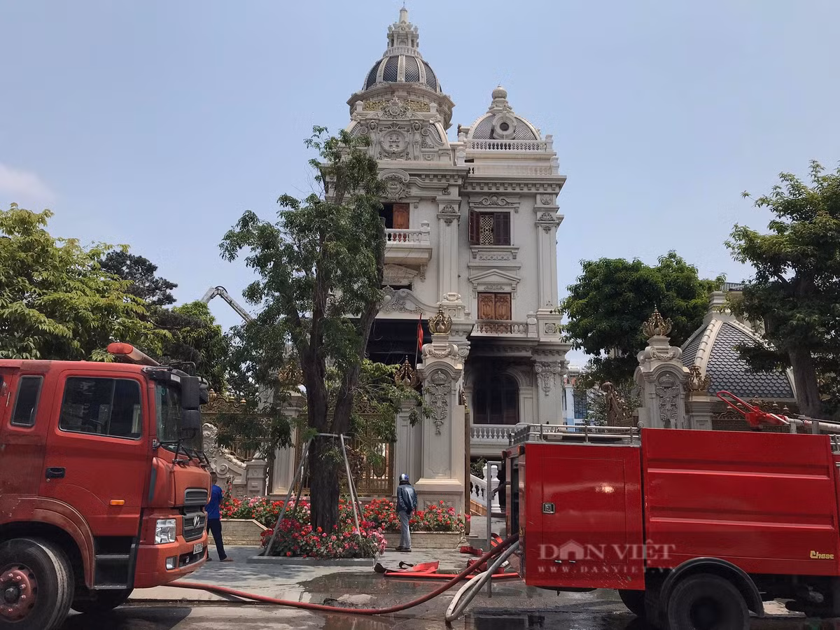 Nhìn bên ngoài, dễ dàng nhận thấy độ hoành tráng và bề thế của căn biệt thự. Ảnh: Dân Việt