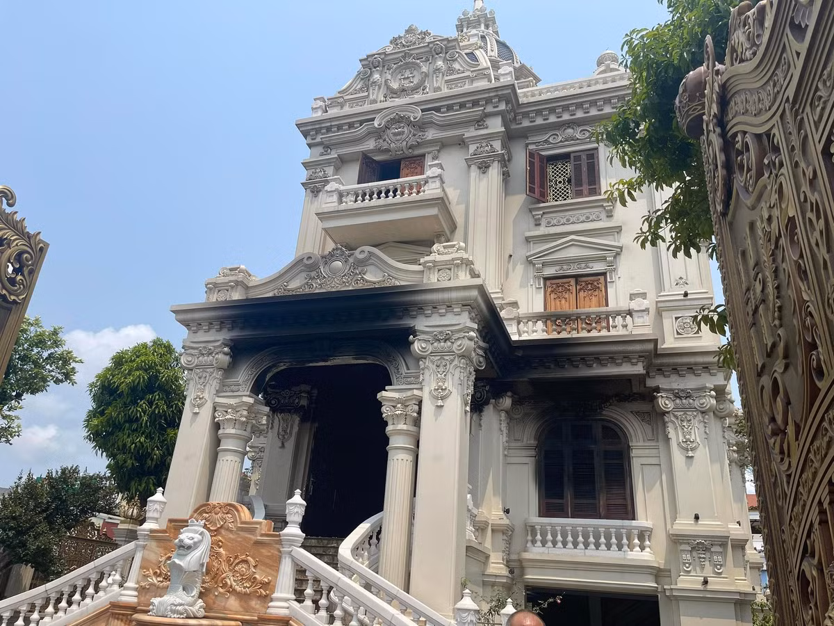 Theo người dân địa phương, căn biệt thự này ước tính hàng trăm tỷ đồng. Gia chủ thuộc diện đại gia ở Quảng Ninh. Ảnh: Vietnamnet