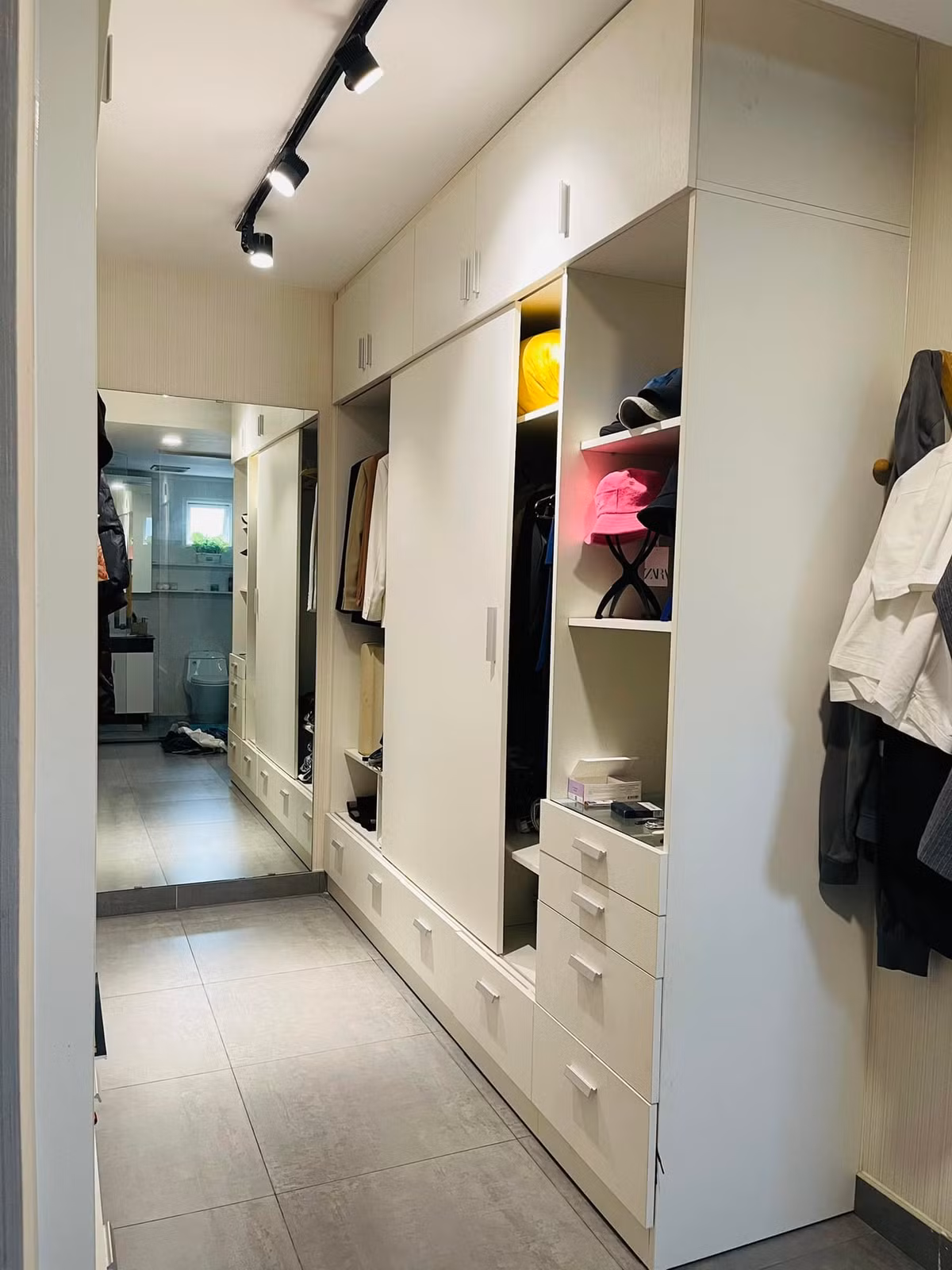 Tủ đồ lớn phục vụ cho nhu cầu lưu trữ trang phục.