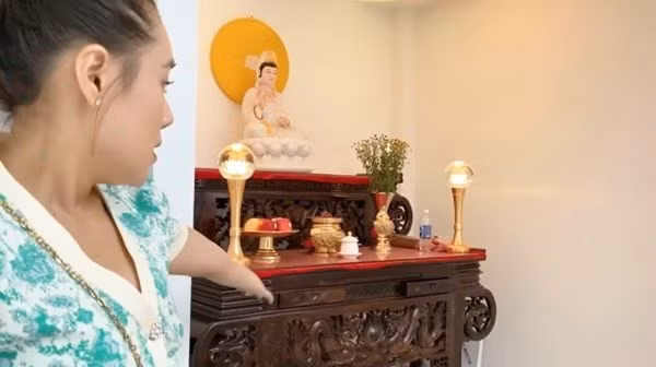 Tầng trên cùng, Hồ Bích Trâm để một phòng thờ Phật, toàn bộ do bố chồng cô làm, nhìn rất ấm cúng, trang nghiêm. Ảnh: FBNV