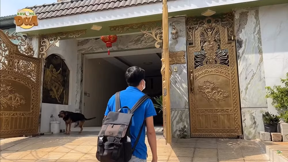 Căn biệt thự của danh hài Bảo Chung "lớn nhất vùng" với 4 tầng hoành tráng, điểm nhấn là chiếc cổng thiết kế cầu kỳ.