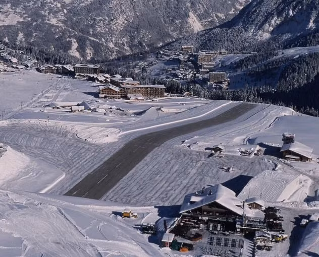 Đường băng của sân bay Courchevel (Pháp) tựa như đường trượt tuyệt từ trên núi xuống. Ảnh: Printest