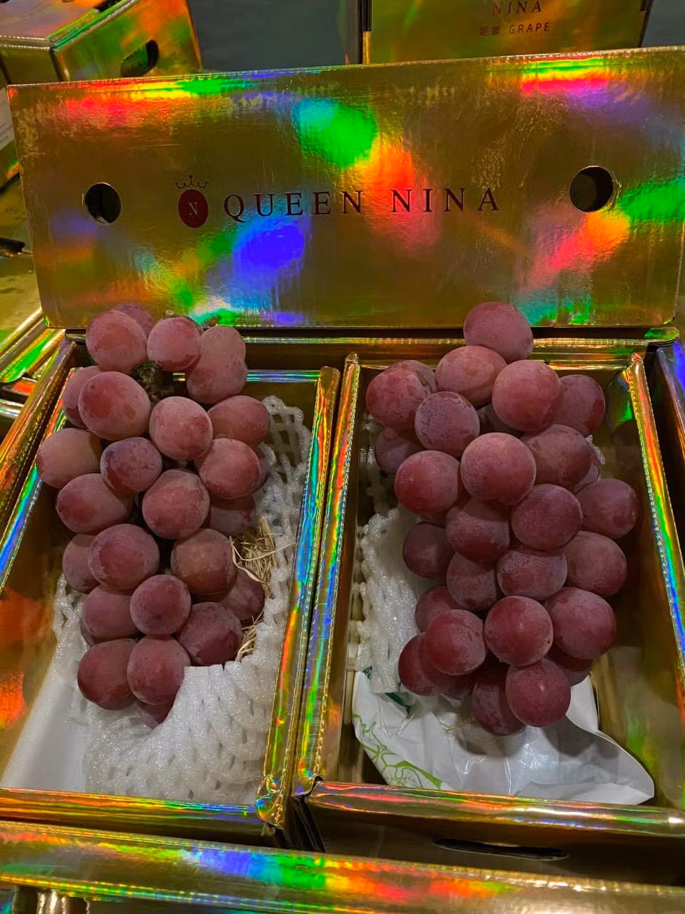 Chị Ly, chủ một cửa hàng trái cây ở Hà Nội cho biết, ngoài khách mua nho vì tò mò, cũng có nhiều người đặt mua loại nho này để làm quà biếu. Bởi, mỗi chùm nho đều được đóng trong hộp khá đẹp mắt. Ảnh: Facebook