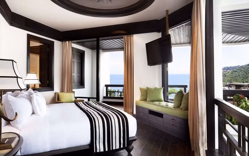 Trong phòng gồm một phòng ngủ với giường cỡ tiêu chuẩn King, đầy đủ bàn làm việc, tủ chứa đồ cùng với một phòng tắm có view ra biển. Ảnh; Chudu24