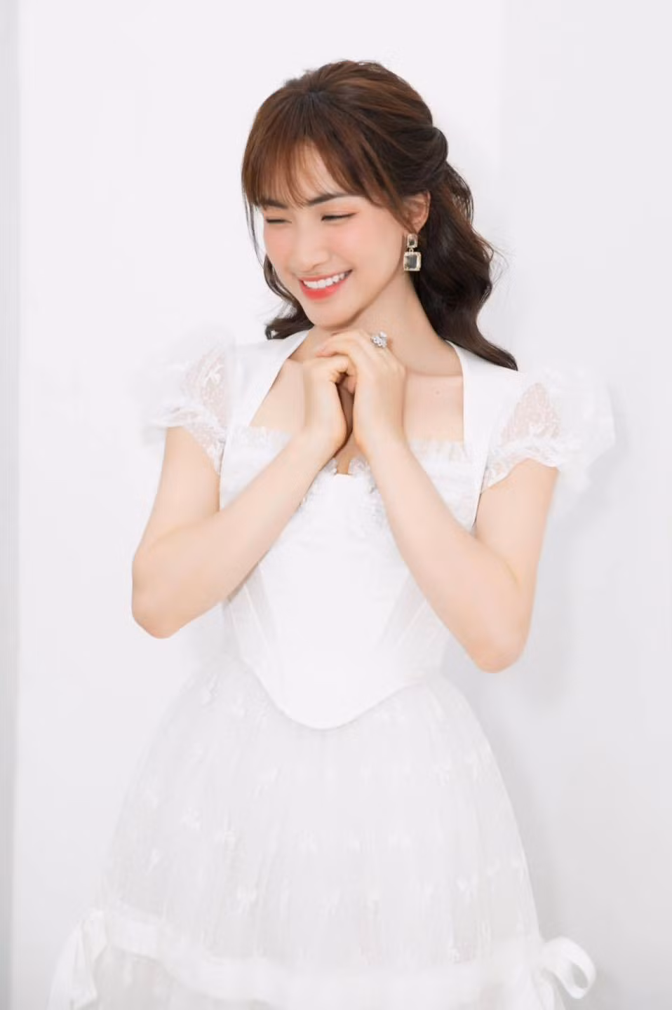 Trưởng thành từ cuộc thi Học viện ngôi sao năm 2014, Hòa Minzy bắt đầu tham gia hoạt động showbiz với tư cách một ca sĩ. Sau 8 năm hoạt động nghệ thuật, nữ ca sĩ còn có khối tài sản đáng ngưỡng mộ. Ảnh: FB Hòa Minzy