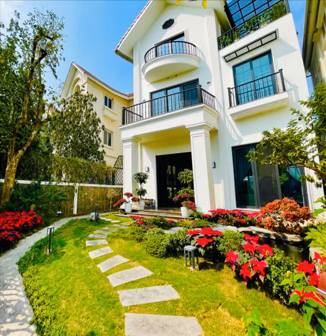 Phía trước căn biệt thự là không gian sân vườn rộng rãi.
