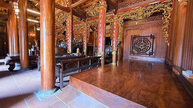 Toàn bộ hoành phi, câu đối trong nhà đều được dát vàng xa xỉ. Ảnh: Dân trí