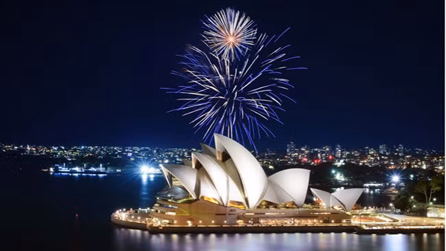 Sydney, Úc: Là một trong những điểm đến tuyệt vời nhất dịp năm mới, Sydney mang đến trải nghiệm thú vị cho bất kỳ ai đang khao khát có một đêm giao thừa đáng nhớ. Với màn pháo hoa mê hoặc trên cảng Sydney và chuyến du ngoạn bờ biển sang trọng, bạn sẽ ghi nhớ mãi kỷ niệm tuyệt diệu này.