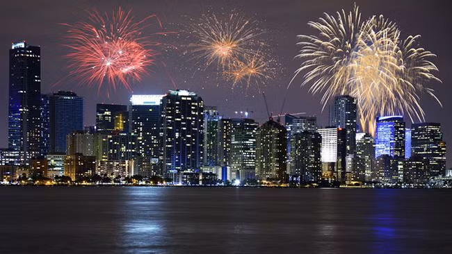 Miami, Mỹ: Miami là một trong những địa điểm tổ chức tiệc tùng nổi tiếng trên thế giới và vẻ đẹp mê hồn của nơi này càng làm tăng thêm nét quyến rũ cho các buổi lễ đón năm mới. Các bãi biển ở Miami đều sôi động và mang đến những bữa tiệc cuồng nhiệt giúp bạn đón năm mới thật phong cách.