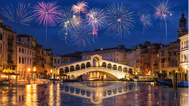 Venice, Ý: Lễ mừng năm mới theo phong cách Ý bắt đầu từ bữa tối xa hoa trên một chiếc thuyền có tầm nhìn đẹp như tranh vẽ. Bữa tiệc lớn tại quảng trường St Mark là một trong những bữa tiệc năm mới tuyệt vời nhất trên thế giới, và là nơi có rất nhiều người tụ tập vào lúc nửa đêm để chào đón giao thừa.