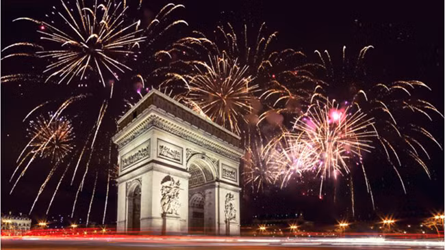 Paris, Pháp: Một trong những địa điểm tuyệt vời nhất trên thế giới để đón năm mới đặc biệt dành cho các cặp đôi là Paris, nơi diễn ra màn pháo hoa ngoạn mục tại tháp Eiffel tạo nên không gian vô cùng lãng mạn và hoàn hảo để bước sang năm mới.