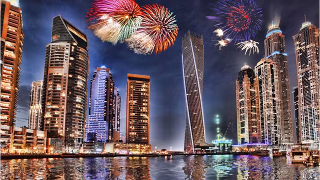 Dubai, UAE: Khi đồng hồ điểm 12, nhiều điểm ở Dubai trình diễn những màn pháo hoa tráng lệ khiến người xem mãn nhãn. Các chương trình biểu diễn lạ mắt tại Burj Khalifa cũng như màn trình diễn nhạc nước và ánh sáng, âm thanh trực tiếp tại đài phun nước Dubai sẽ mang đến cho du khách những ấn tượng khó quên.