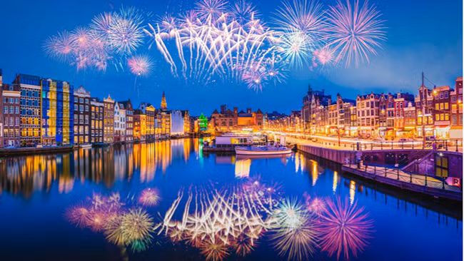 Amsterdam, Hà Lan: Amsterdam là một điểm đến ấn tượng để rung chuông năm mới vì bạn có thể thưởng thức những bữa tiệc tuyệt vời nhất tại các quảng trường công cộng ở Amsterdam như quảng trường Dam, Nieuwmarkt và Rembrandtplein, nơi có các màn pháo hoa lộng lẫy và lễ hội ánh sáng vô cùng mê hoặc.