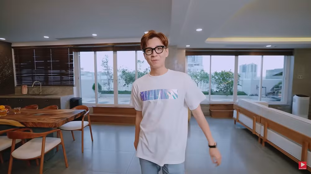 Trên kênh Youtube cá nhân, ca sĩ Ngô Kiến Huy vừa đăng tải một clip quay lại cảnh anh giới thiệu căn hộ mới tậu ngay sát Tết Nguyên đán. Ảnh chụp màn hình