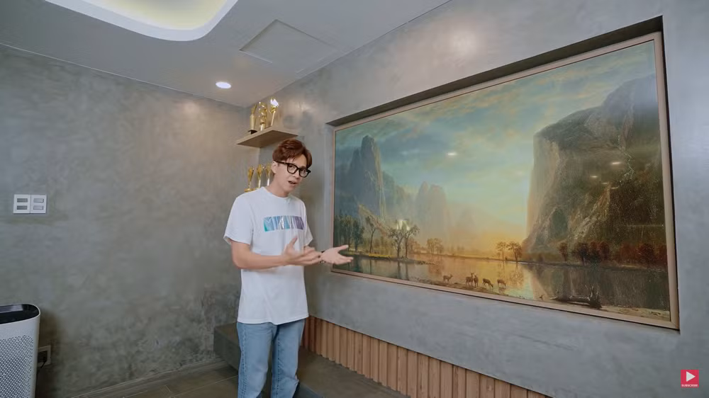 Màu sơn tường và nội thất cũng khá nam tính, ấm áp và cổ điển pha chút hiện đại. Ảnh chụp màn hình