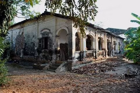 Các ngôi nhà cổ này đều kiến trúc tương đối giống nhau gồm ba gian, hai chái, cột kèo gỗ, tường gạch, mái lợp ngói đại ống, được bao quanh bằng hàng rào sắt nghệ thuật tạo dáng một cách công phu. Ảnh: Ditichlichsuvanhoa