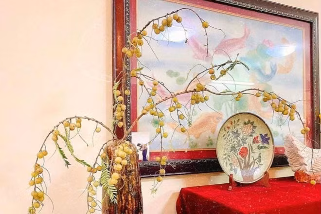 Những cành quả me rừng tươi rói giá từ 99.000 - 180.000 đồng/set (3-5 cành) cũng là mặt hàng lạ gây sốt thị trường.