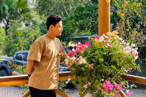 Trong khuôn viên biệt thự, nam diễn viên trồng khá nhiều cây và hoa. Ảnh: FBNV