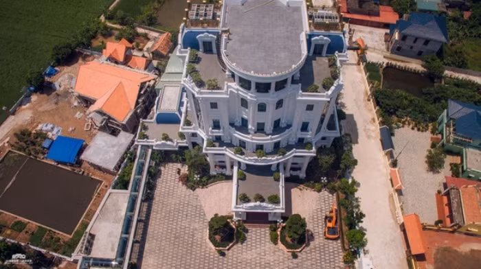 Còn tại quê nhà ở thôn Tân Trào, xã Nam Hưng, huyện Tiền Hải (Thái Bình), đại gia Ngô Văn Phát cũng sở hữu một căn biệt thự hoành tráng được xây dựng trên diện tích hàng nghìn m2. Ảnh: Pháp luật Việt Nam