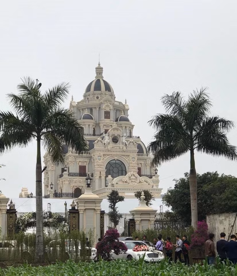 Căn biệt thự nguy nga như một tòa lâu đài. Ảnh: Lao động