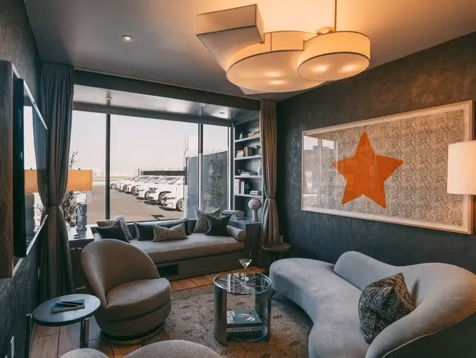 Phí đăng ký làm thẻ thành viên của dịch vụ này mỗi năm là 4.500 USD. Sau khi có thẻ, bạn sẽ được giảm giá chi phí ở căn phòng này xuống còn 2.700 USD (nội địa) và 3.000 USD (quốc tế).
