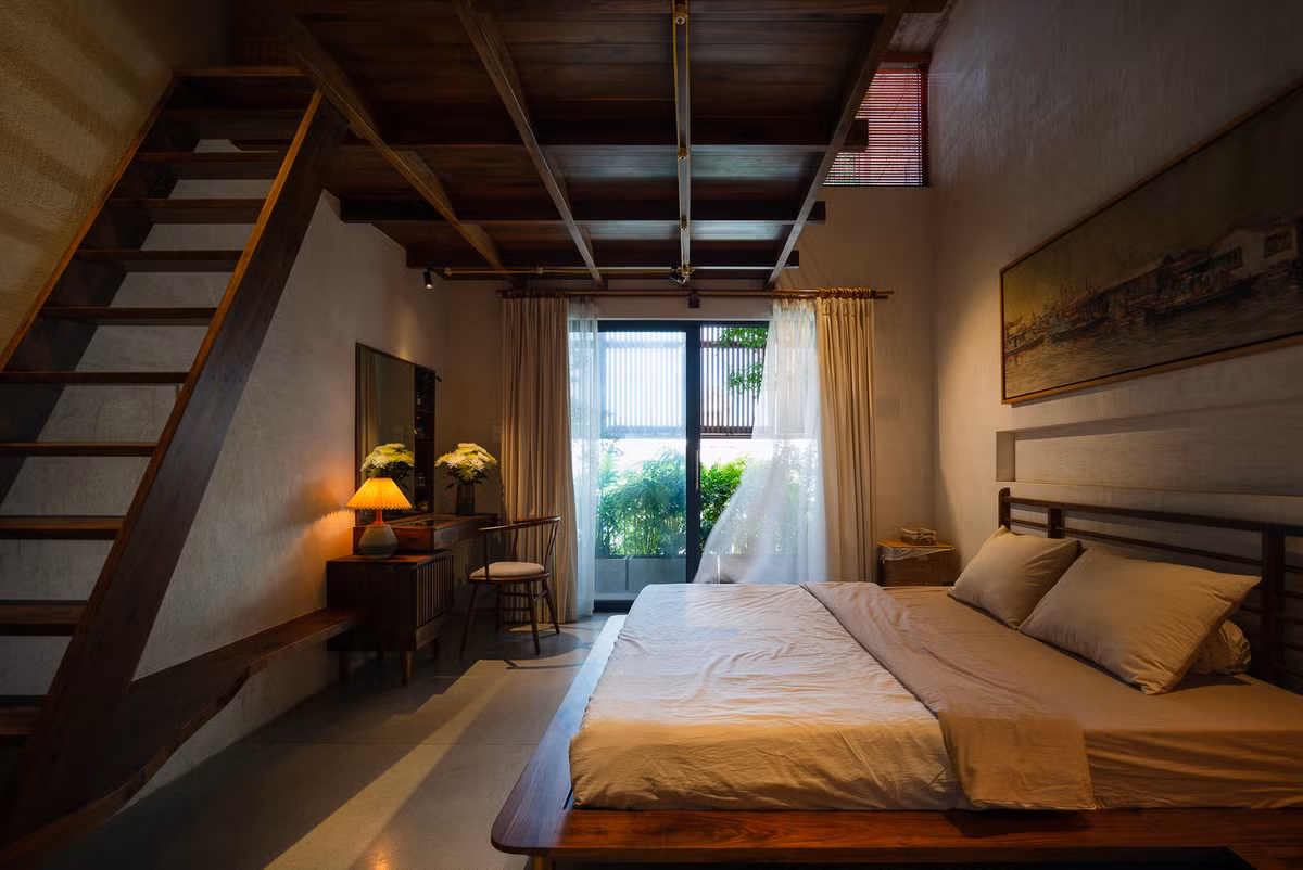 Phòng ngủ được thiết kế theo hơi hướng truyền thống văn hóa Việt Nam, với giường, tủ gỗ, gác xép kết hợp cùng ánh đèn vàng...Nguồn ảnh: Quang Trần