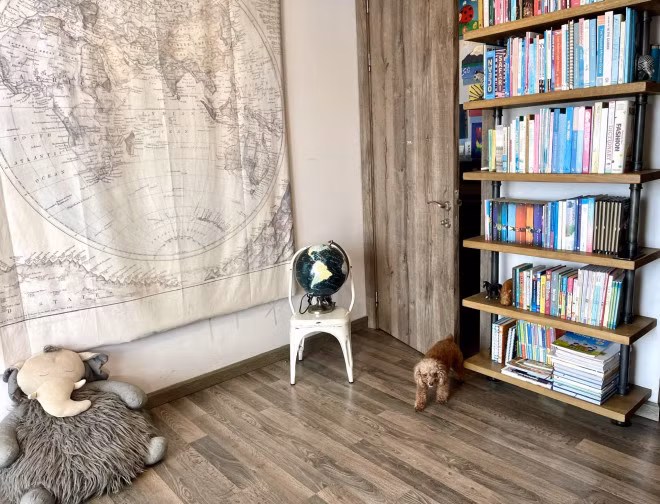 Phòng cho bé Tôm và Tép được trang bị khá nhiều sách, đồ chơi và thú nhồi bông xinh xắn. Nguồn ảnh: FBNV