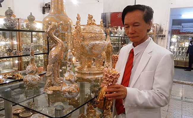7 năm sau, một lần nữa, vị đại gia này lại bị bắt giam và lãnh án 14 tháng tù vì vi phạm Luật đất đai. Ra tù, trắng tay nhưng ông Hải không còn thời gian để buồn nản. Ông nhanh chóng lập xưởng sứ cao cấp vẽ vàng lên đồ sứ trước khi đem nung. Ảnh: Dân Việt