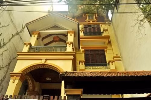 Đặc biệt, bà còn gây sốc khi đập tan căn nhà giá trị 137 tỷ đồng ở Hà Nội vì không vừa ý. Ảnh; Zing