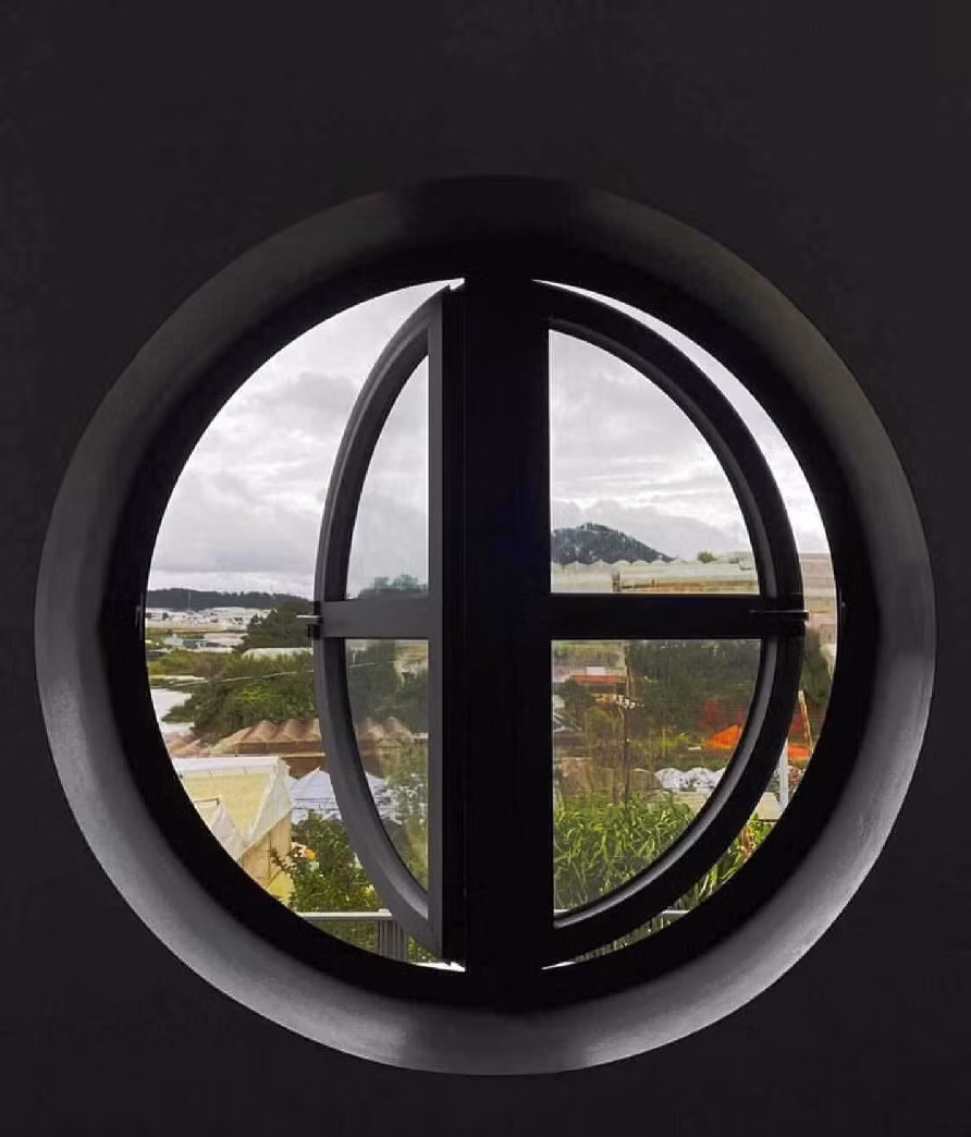 Ngôi nhà bố trí nhiều góc lung linh như ô cửa sổ tròn, view ra hồ và rừng thông.
