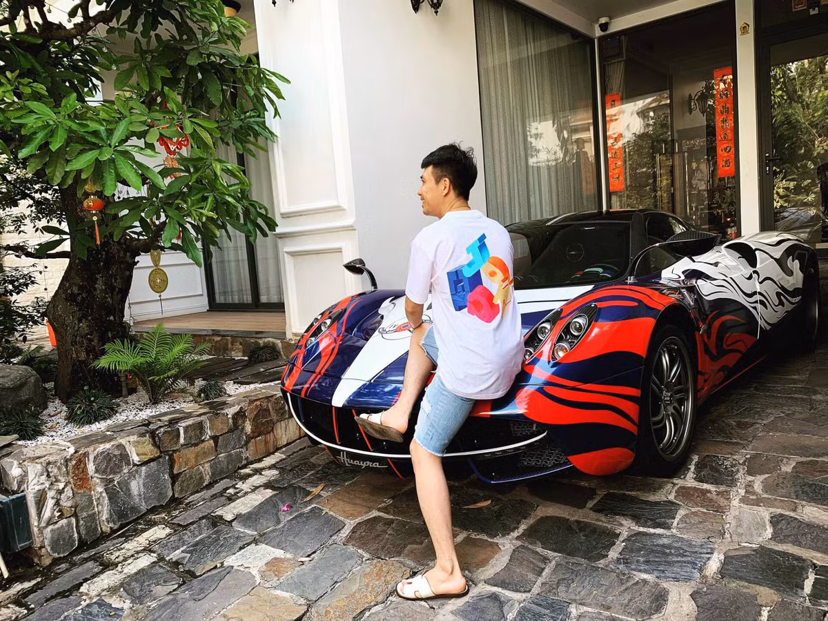 Sảnh trước dẫn vào nhà được ốp đá tự nhiên.