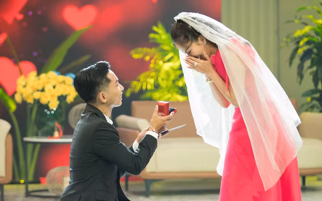 Trong một buổi ghi hình chương trình truyền mới đây, Phan Hiển bất ngờ quỳ gối, ngỏ lời cầu hôn Khánh Thi sau 13 năm chung sống. Ảnh: VTV