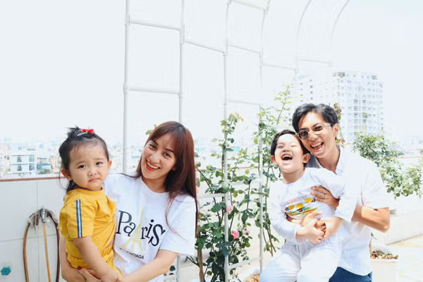 Dù chưa tổ chức hôn lễ nhưng Khánh Thi - Phan Hiển đang rất hạnh phúc trong ngôi nhà tràn ngập cây xanh. Ảnh: FBNV