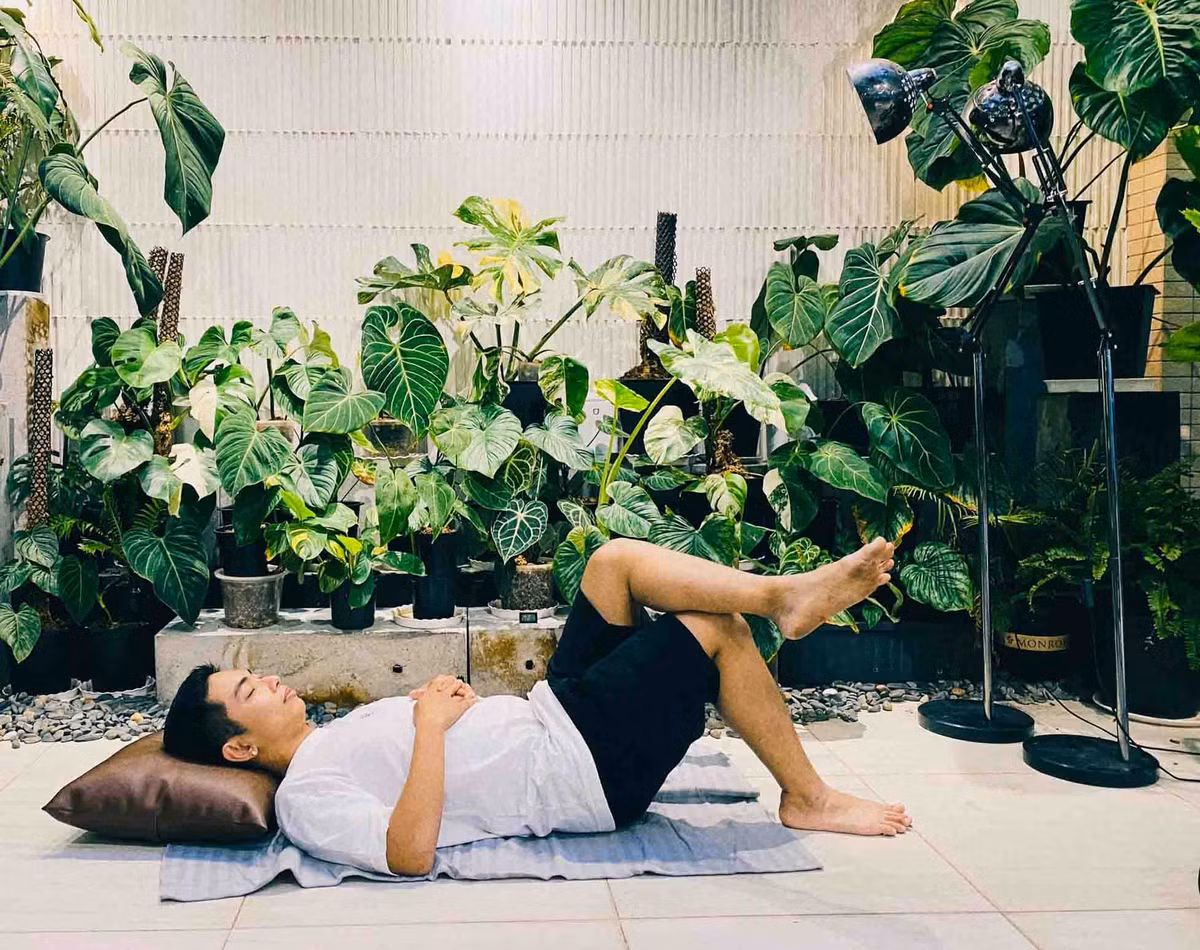 Vườn kiểng lá cũng trở thành nơi nghỉ ngơi, thư giãn của cặp đôi. Ảnh: FBNV