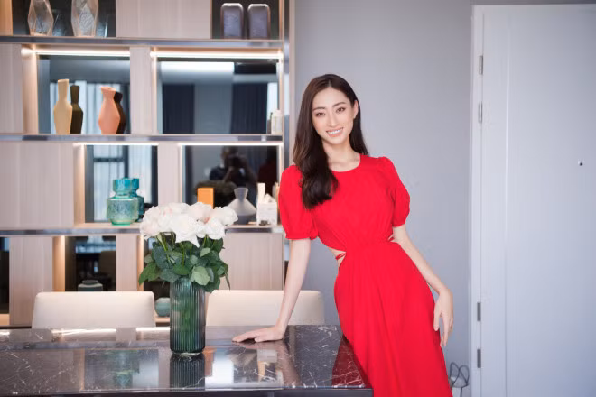 Phòng khách và phòng bếp liên thông với nhau, bàn đảo ở phòng bếp cũng đồng thời là bàn ăn. Ảnh: VOV