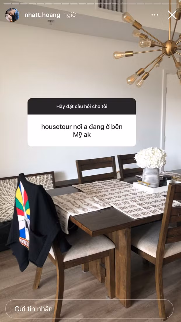 Các vật dụng trong nhà từ phòng khách, bàn ăn, đèn đóm, phụ kiện decor... tất cả đều rất sang trọng. Ảnh: Instagram