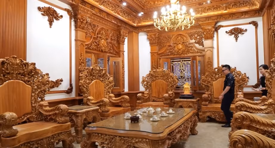 Phòng khách với bộ bàn ghế gỗ khổng lồ.