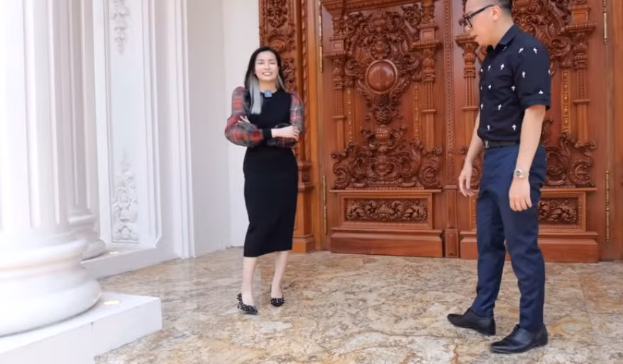 Sảnh chính vào nhà được ốp đá nhập khẩu.