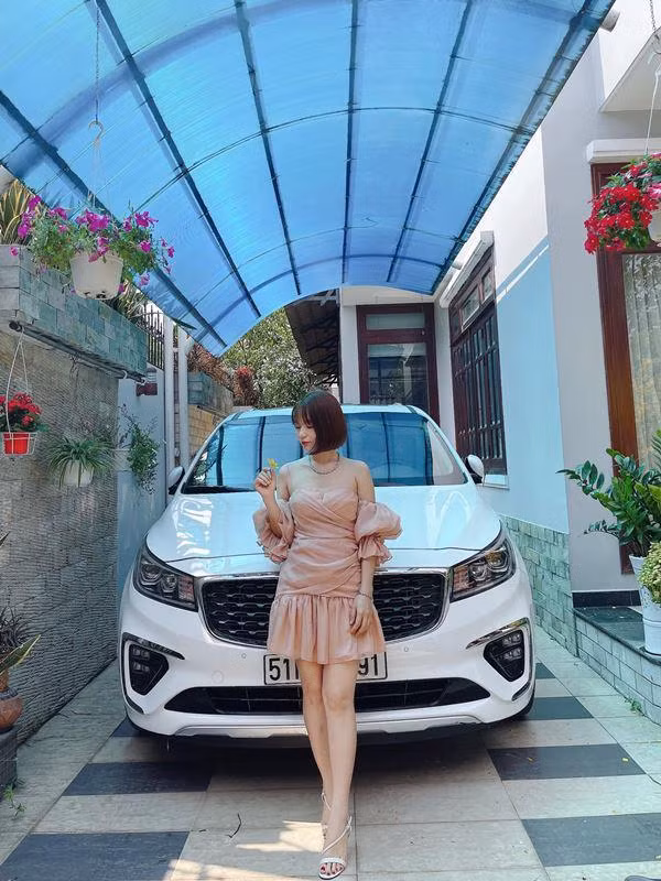 Tuy nhiên, đầu năm 2021, vợ chồng Mạc Văn Khoa đã chuyển đến một căn nhà thuê trị giá 50 tỷ đồng do căn hộ đã mua cách âm không tốt làm ảnh hưởng đến giấc ngủ của con gái. Ảnh: FBNV