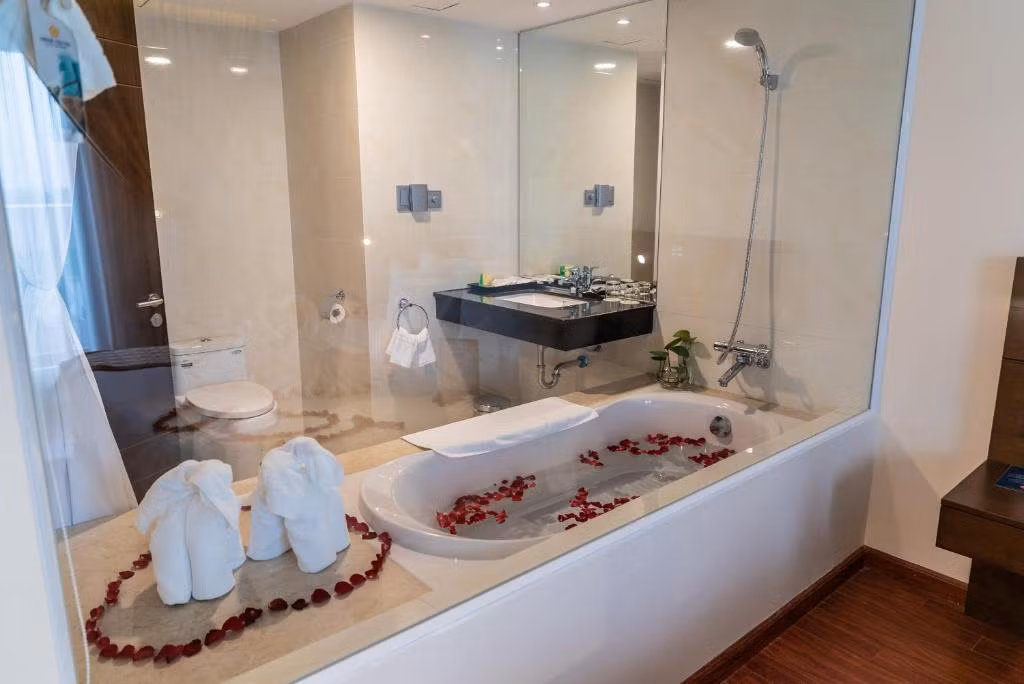 Các phòng nghỉ tại khách sạn được trang bị nội thất tiện nghi và sang trọng.