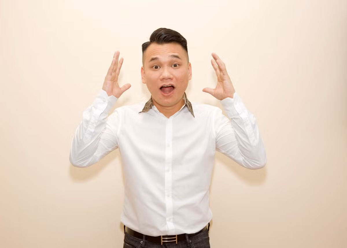 Không chỉ hoạt động nghệ thuật, Khắc Việt còn tham gia đầu tư bất động sản bằng việc mở công ty và trở thành ông chủ trong lĩnh vực địa ốc. Ảnh: FBNV