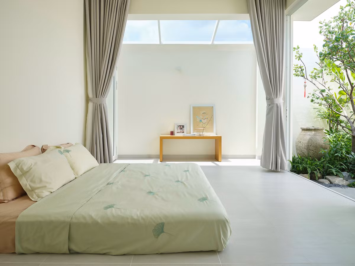 Bên cạnh đó, yếu tố nội thất đơn giản, tinh tế cũng khiến ngôi nhà trở nên rộng rãi, phù hợp với tiêu chí "nghỉ dưỡng" được đặt ra từ khi lên ý tưởng. Nguồn ảnh: Nam Bui Photography