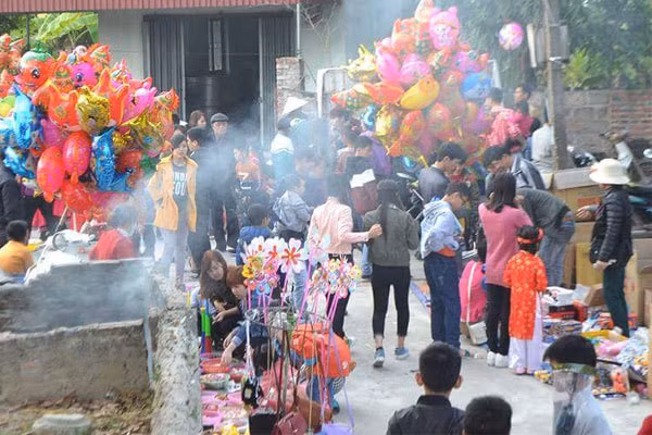 Từ lâu, tại xã Tân Hương, huyện Ninh Giang (Hải Dương) có một phiên chợ chỉ họp vào sáng mùng 2 Tết. Đó là chợ Đình Cả, tồn tại hàng trăm năm. Ảnh: Vietnamnet