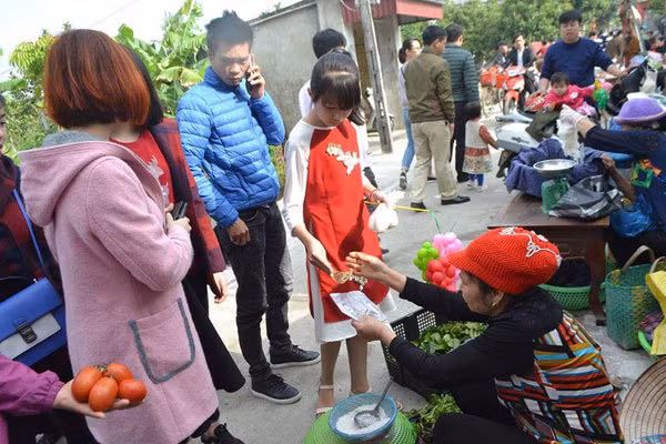 Tất cả những người bán đều ngồi ngay ven đường thuận tiện cho người dân mua sắm. Ảnh: Vietnamnet
