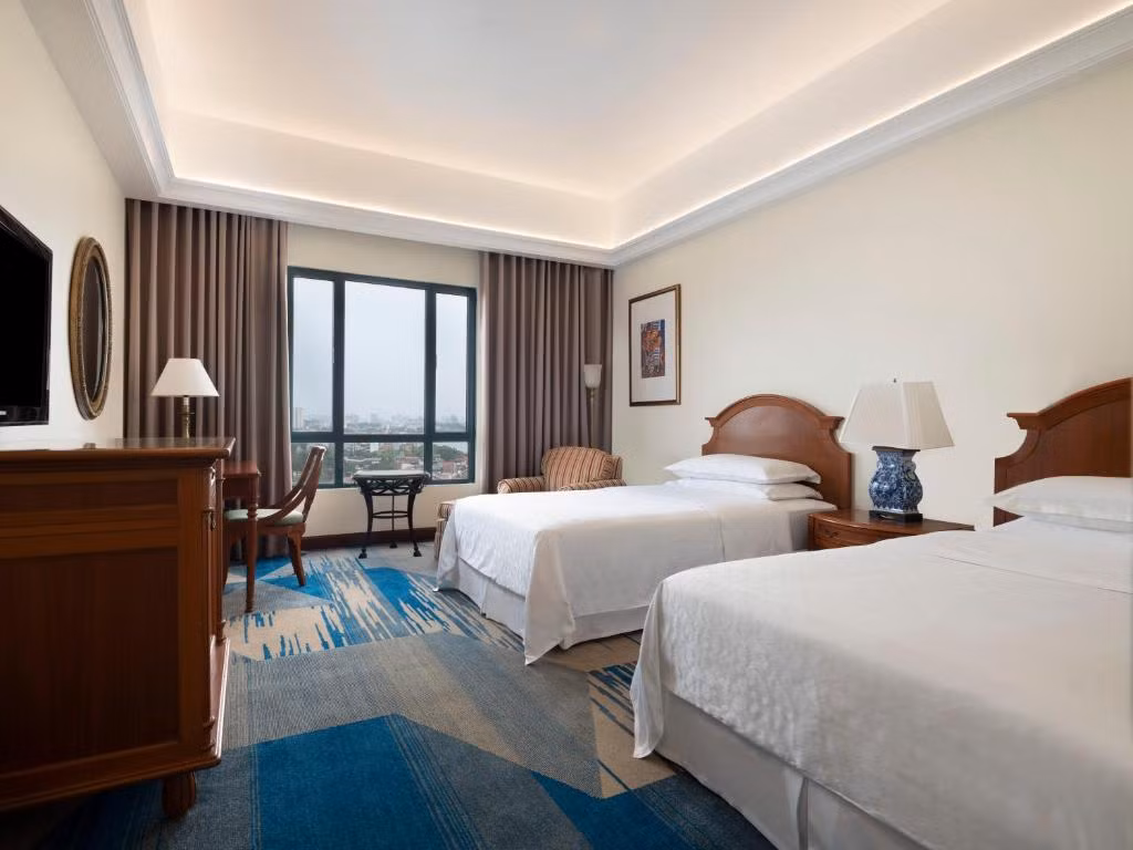 Phòng nghỉ rộng rãi tại đây được trang bị thiết bị hiện đại như buồng tắm vòi sen riêng biệt, két an toàn cá nhân, Internet WiFi, TV truyền hình cáp màn hình phẳng...Ảnh: Booking