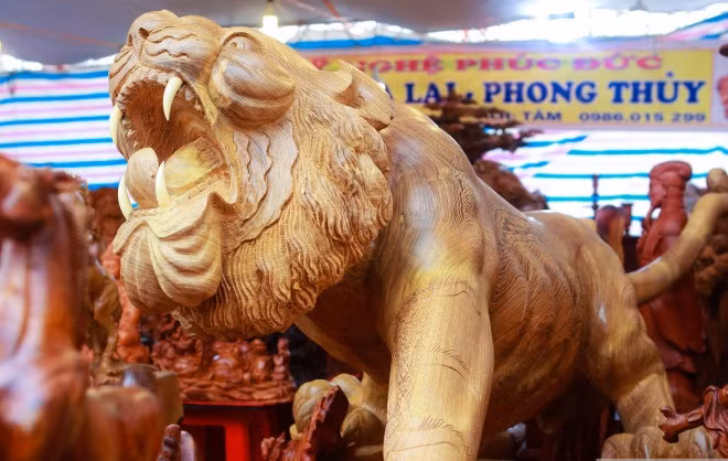 Tượng hổ được làm từ gỗ mun đuôi công nguyên khối, có chiều cao 1m và chiều dài 2m. Ảnh: Người đưa tin