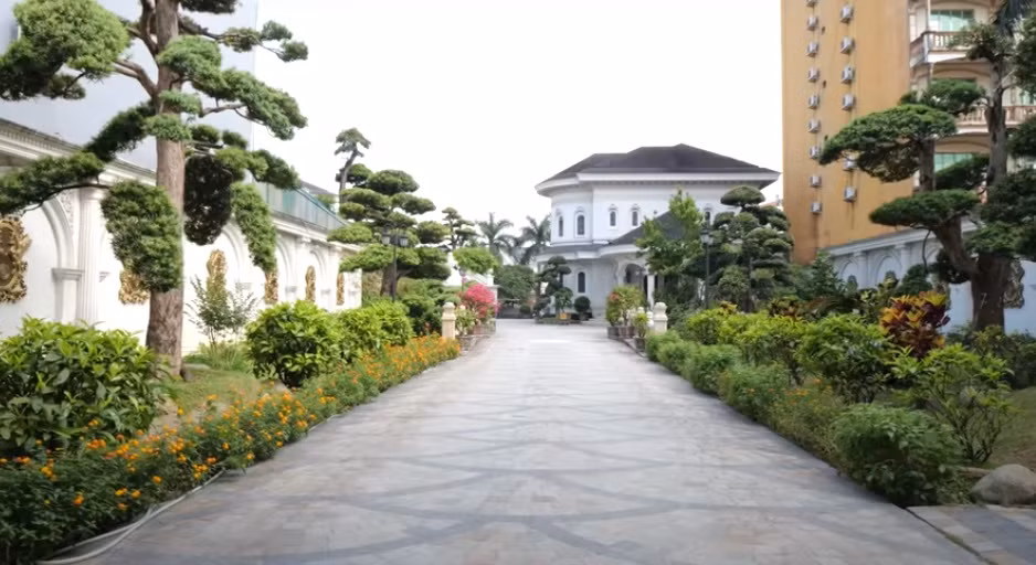 Hai bên trồng nhiều cây xanh và hoa.