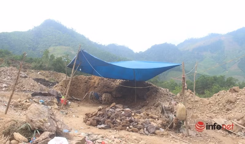 Tại đây trông giống như hố bom, các bãi tập kết đá chất cao thành đống lớn, bể hóa chất, xái quặng được phu vàng chôn tạm bợ bốc mùi hóa chất nồng nặc.