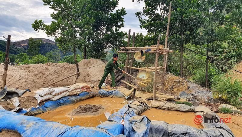 Tuy nhiên, trong thời gian chờ đóng cửa mỏ, nạn vàng tặc ở đây vẫn diễn ra khá rầm rộ dù lực lượng chức năng của tỉnh và địa phương liên tục tổ chức các đợt truy quét, đẩy đuổi.